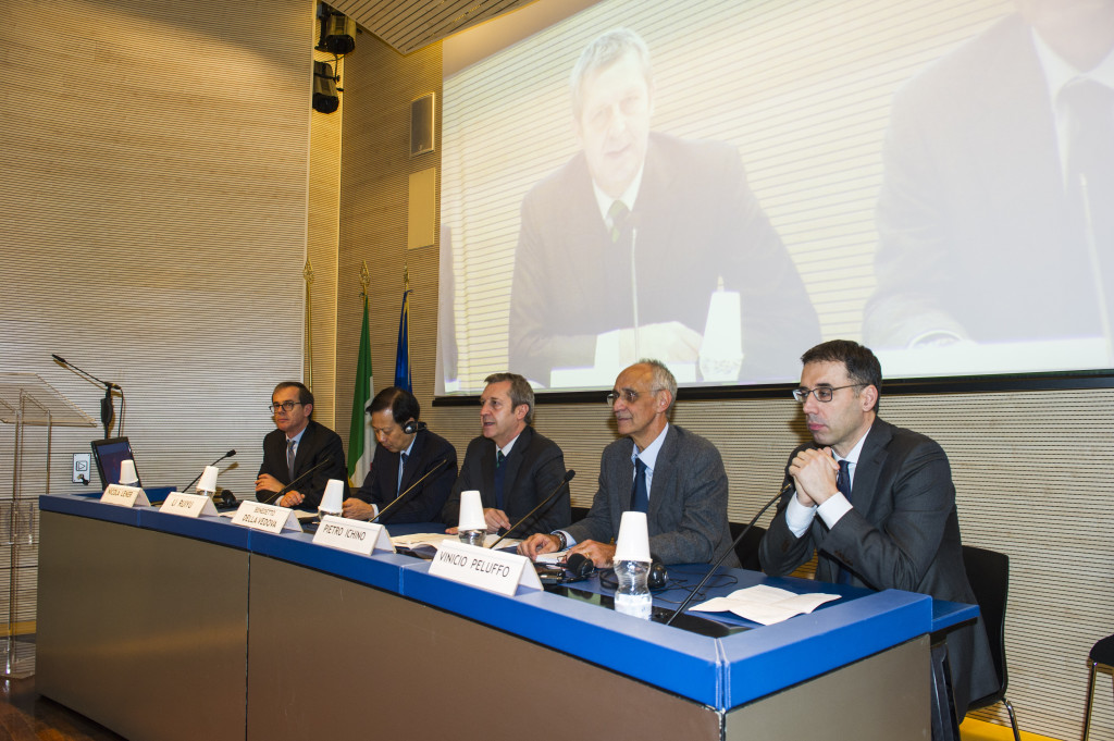 La presentazione della Guida alla Farnesina: da sinistra Lener, l'Ambasciatore, il Sottosegretario Della Vedova, Pietro Ichino e Vinicio Peluffo, presidente dell'Associazione Italia-Cina