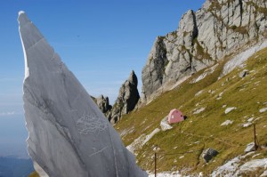 Il Bivacco Aronte (è il più antico delle Alpi Apuane, essendo stato aperto nel 1902)