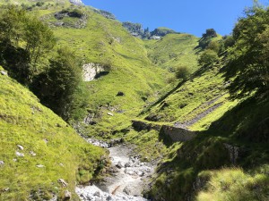 Il sentiero lungo il torrente, all'ingresso nella Valle degli Alberghi