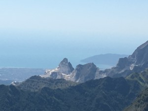 Vista sul mare e le Bocche di Magra dalla cresta sud del Monte Cavallo