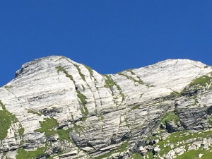 Le due vette di marmo bianco liscio del Monte Cavallo, sotto le quali traversa il sentiero 167