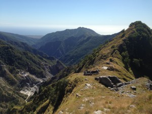 I ruderi delle Case Carpano, sulla cresta sud del Monte Cavallo