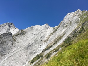 La parete sud del Monte contrario, che domina la Valle degli Alberghi, percorsa dalla ferrata