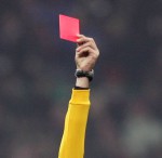 20100216 - MILANO - SPO - CALCIO: CHAMPIONS LEAGUE MILAN MANCHESTER UNITED. L'arbitro portoghese Olegario Benquerenca mostra il cartellino rosso al giocatore del Manchester Michael Carrick, questa sera, martedi 16 febbraio, allo stadio Giuseppe Meazza per l'andata degli ottavi di Champions Legaue. ANSA/MATTEO BAZZI/DRN