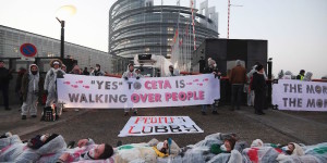 Manifestanti contro il CETA davanti al Parlamento Europeo