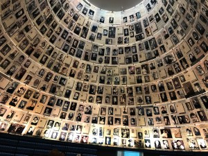 La sala circolare dello Yad Vashem, dove per ogni vittima della Shoah viene conservato un dossier personale