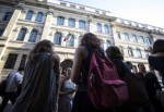 Studenti davanti al Liceo Tasso di Roma