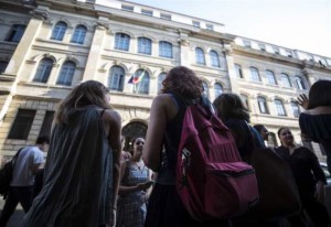 Studenti davanti al Liceo Tasso di Roma, dove un professore ha inviato 2000 sms erotici alle proprie allieve